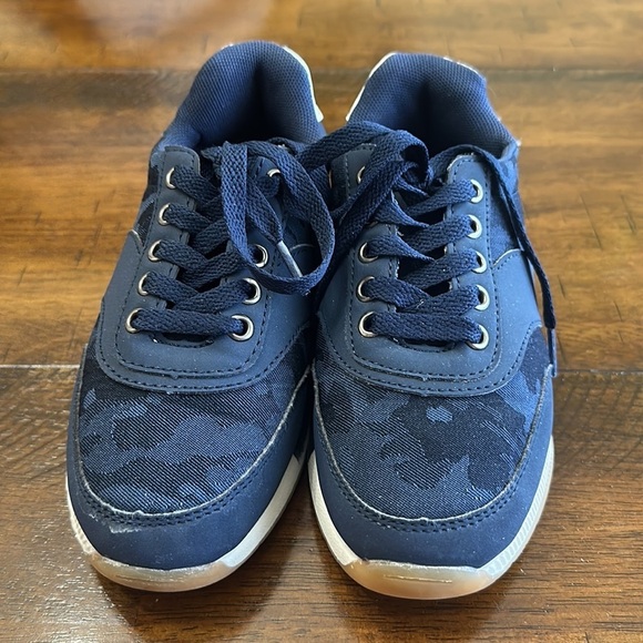 Steve Madden Blue Camo Boys Sneakers - Picture 3 of 9